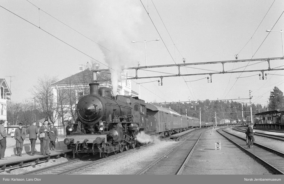 SJ damplokomotiv B 1314 med Svenska Järnvägsklubbens veterantog til Oslo på Kornsjø stasjon