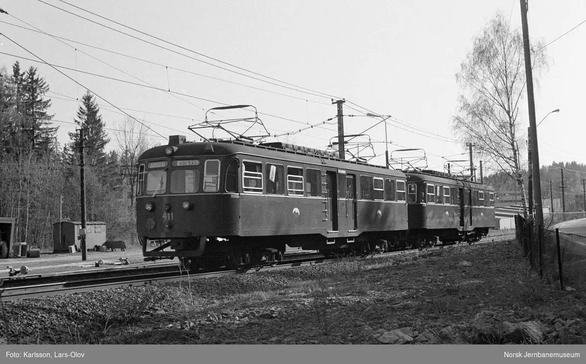 Kolsåsbanens elektriske motorvogner type C2 nr. 410 og 411 ved Avløs holdeplass