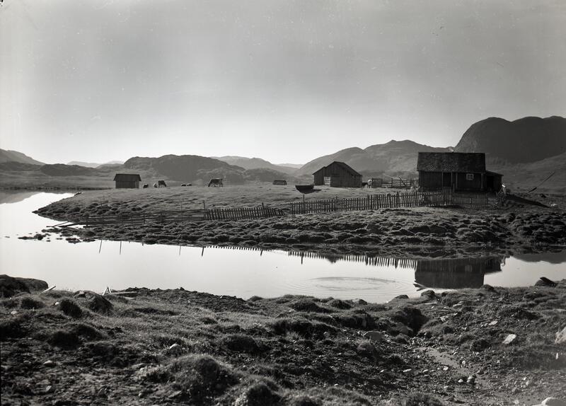 Biletet viser støl ved Vinstervatn, Øystre Slidre, 1958. Foto: Nils Neste