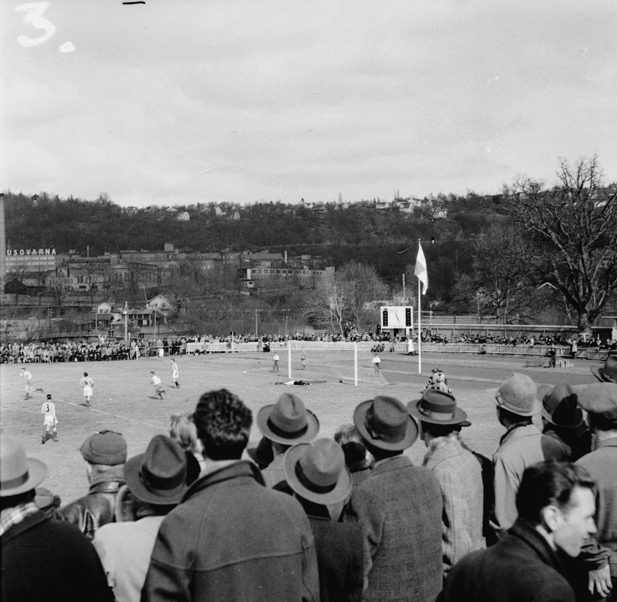 Fotbollsmatch på Vapenvallen, lokalderby mellan Jönköpings södra och HIF Huskvarna. År 1956