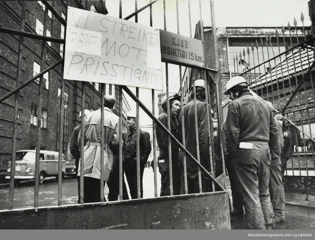 70 000 LO-medlemmer streiket mot "mat-moms". "Besøkende ved Nyland Vest ble tirsdag, mens times-streiken pågikk, møtt både av en plakat ved porten hvor det het: "Vi streiker mot prisstigningen", og en mottagelseskomité på nærmere 100 mann innenfor portene". Januar 1973.