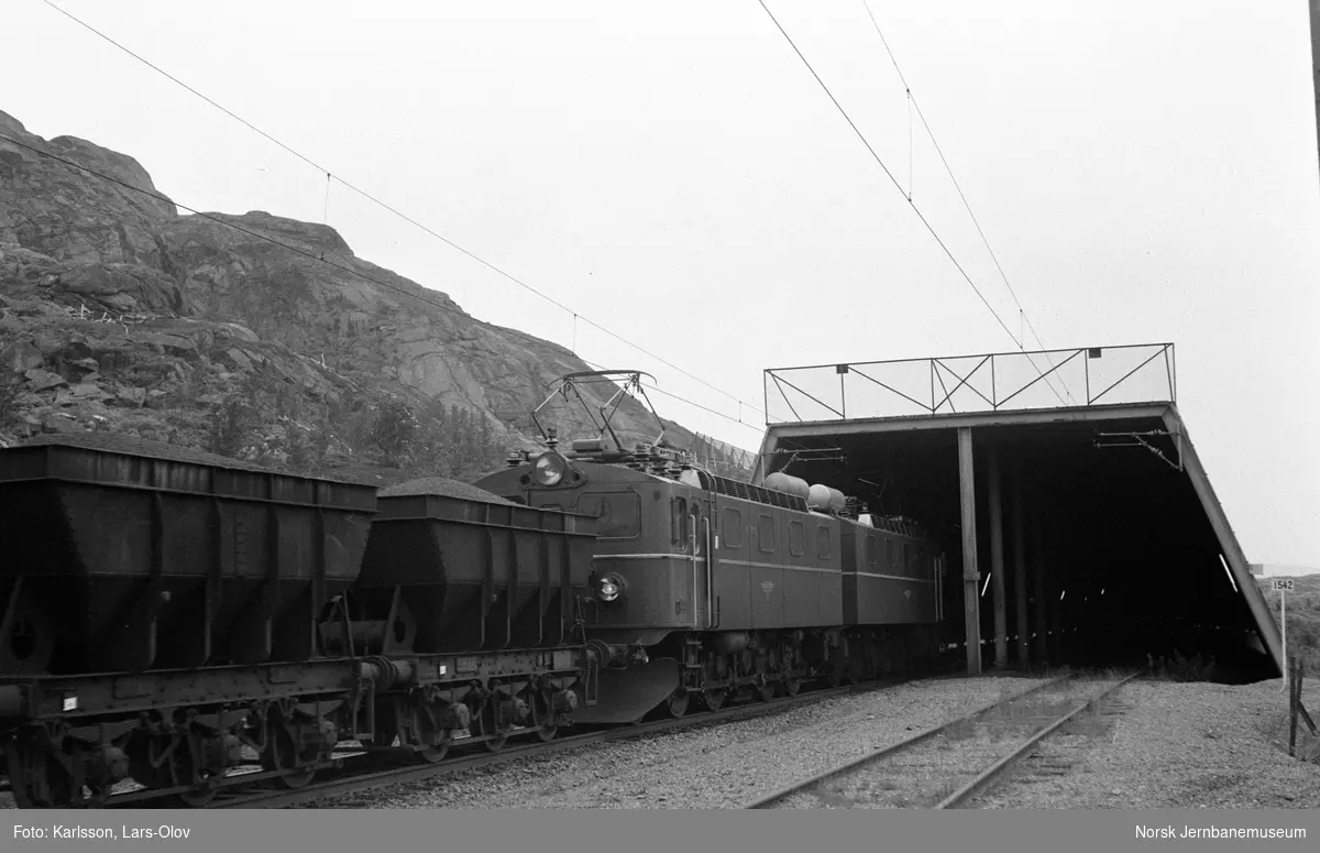 Elektrisk lokomotiv El 12 2114 og 2113 med malmtog til Narvik ved Riksgrensen