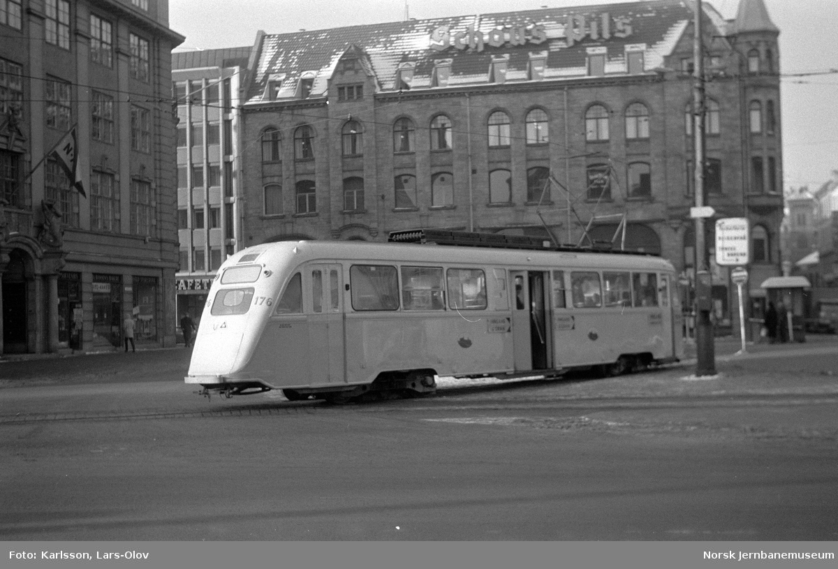 Oslo Sporveiers sporvogn "Gullfisk" nr. 176 på Jernbanetorget i Oslo