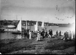 Landsregatta i Kragerø. 1914. Folk på svaberg, seilbåter og 