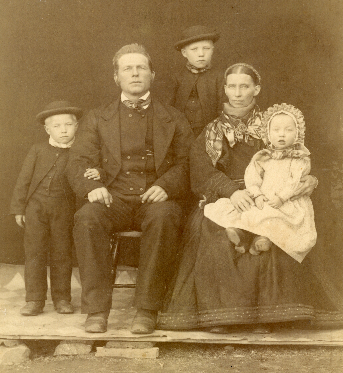 Eivind H. og Ingrid (f. Hellekås i Nesherad) Sisjord med tre ungar.  Hellek, Olav og Andres