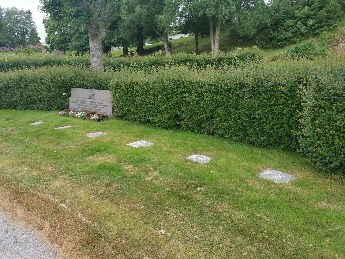 Feltet med sovjetiske krigsgraver på Nedre gravlund i Ålesund. Gravfeltet består av et hovedmonument med tekst på russisk og norsk, og ti individuelle gravplater.