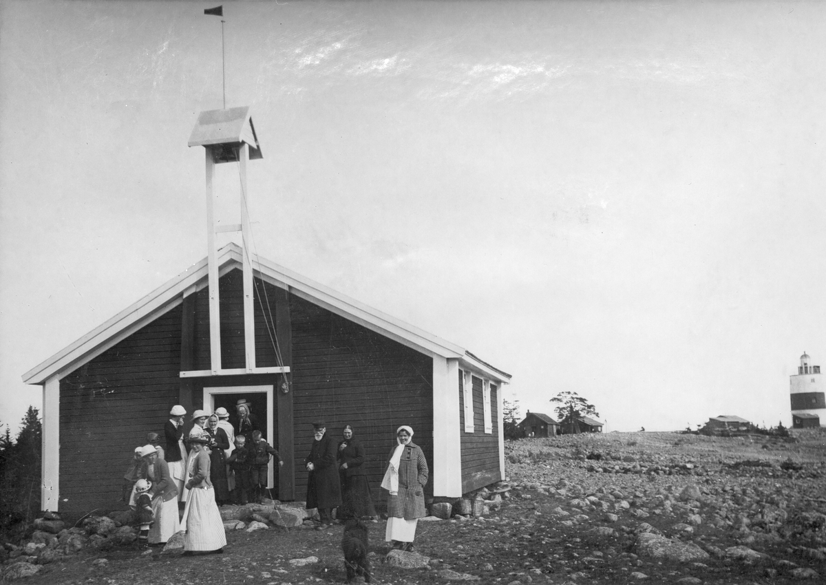Storjungfruns kapell, Söderhamn, omkring 1912. Fyren i bakgrunden.