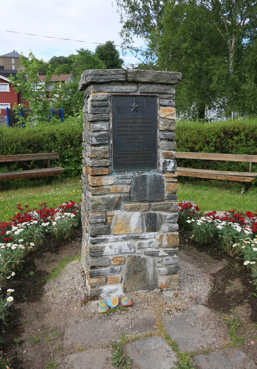 Minnestøtte over sovjetisk krigsfanger som var i Namsos under 2. verdenskrig. Støtta står i en park som har fått navnet "Russerparken". Den ligger på stedet hvor fangeleiren i Idrettens Hus lå, lokalt kalt "Russerleir'n". Pr. 8. mai 1945 var det ca. 250 fanger i denne leiren. Minnesmerket ble avduket 12. juni 2002 av Oleg Meshentzew, sønn av en av fangene.