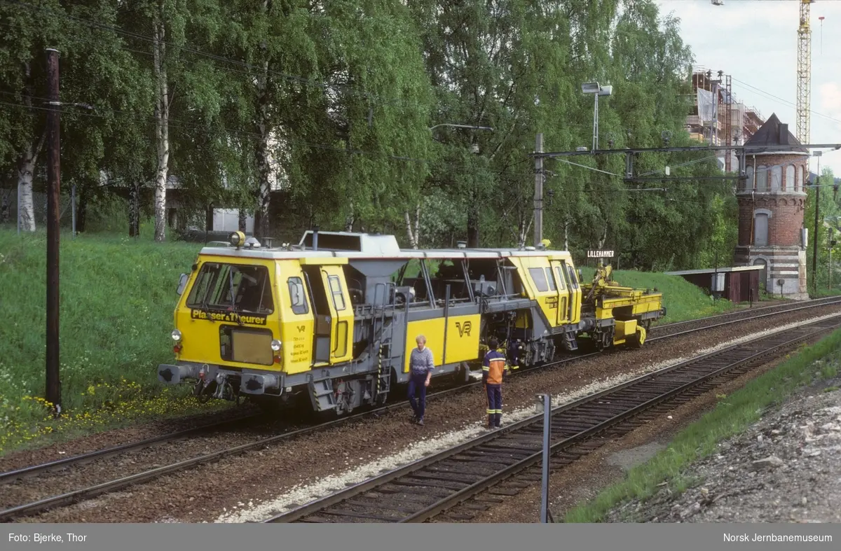Skinnehøvel av Plasser & Theurers fabrikat tilhørende de finske statsbaner, VR, i arbeid på Lillehammer stasjon