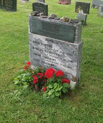 Minnestein på Veøy kirkegård