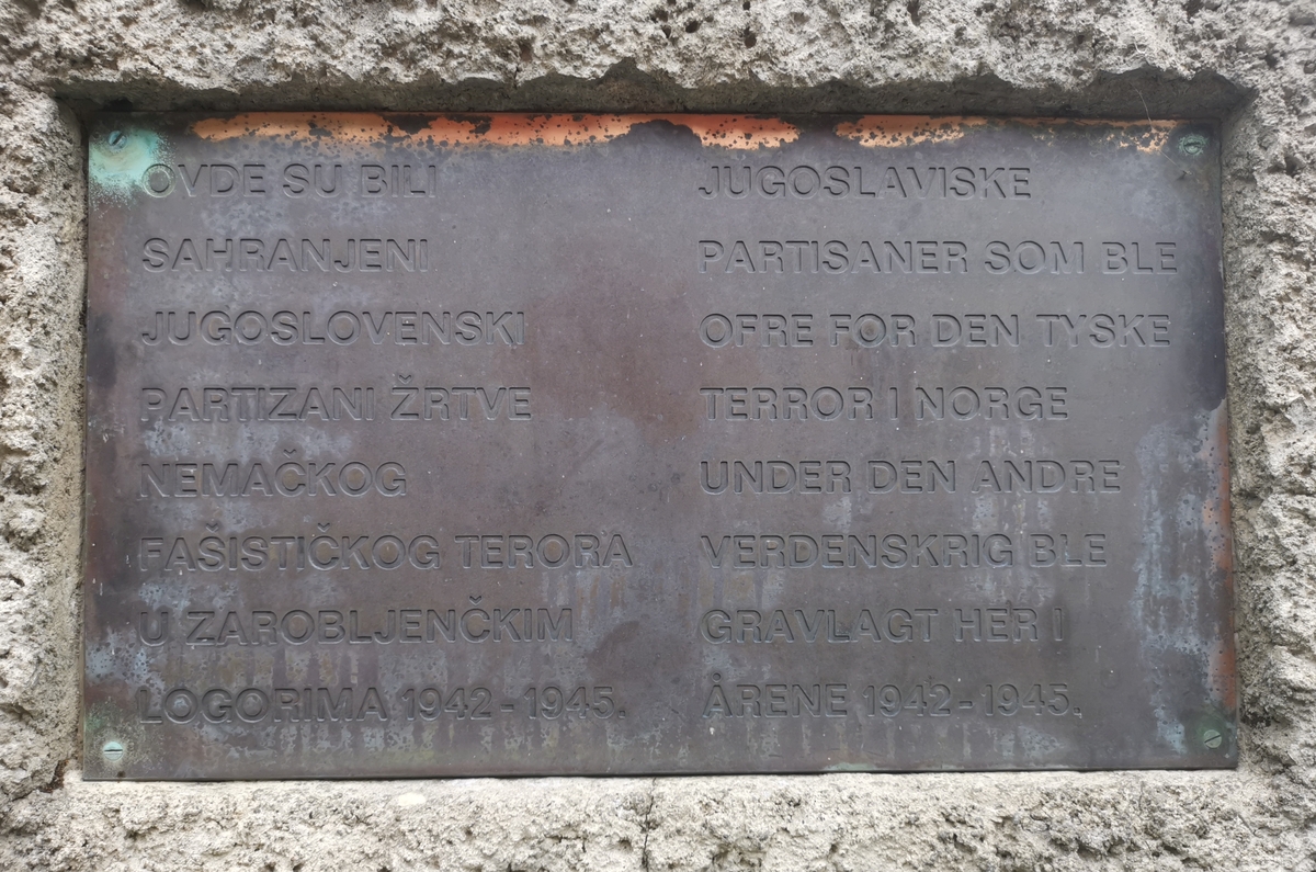 Minnesmerke mellom Volløya og Stavsøya, ikke langt fra Udduvoll bru i Leinstrand (Trondheim), over jugoslaviske partisaner. På dette stedet lå det en felles gravplass for jugoslaviske og sovjetiske fanger.