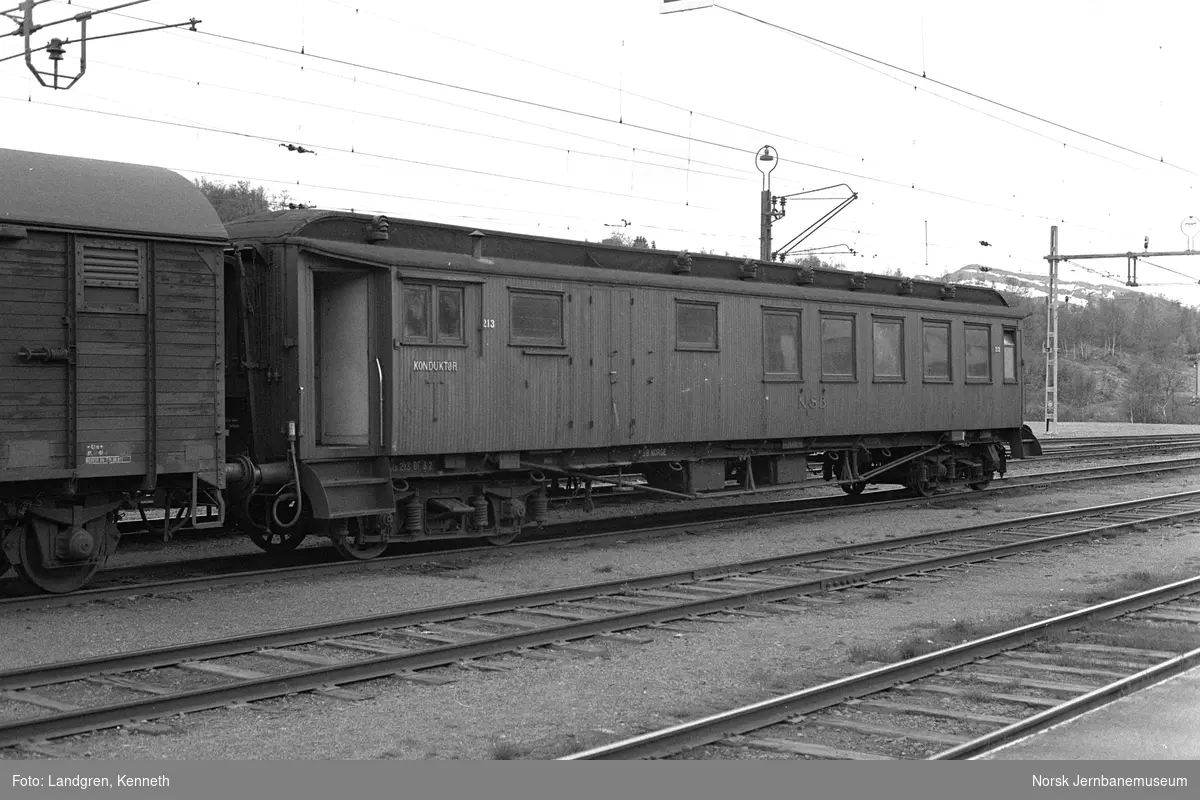 Personvogn litra BF32 nr. 213 i godstog på Storlien stasjon