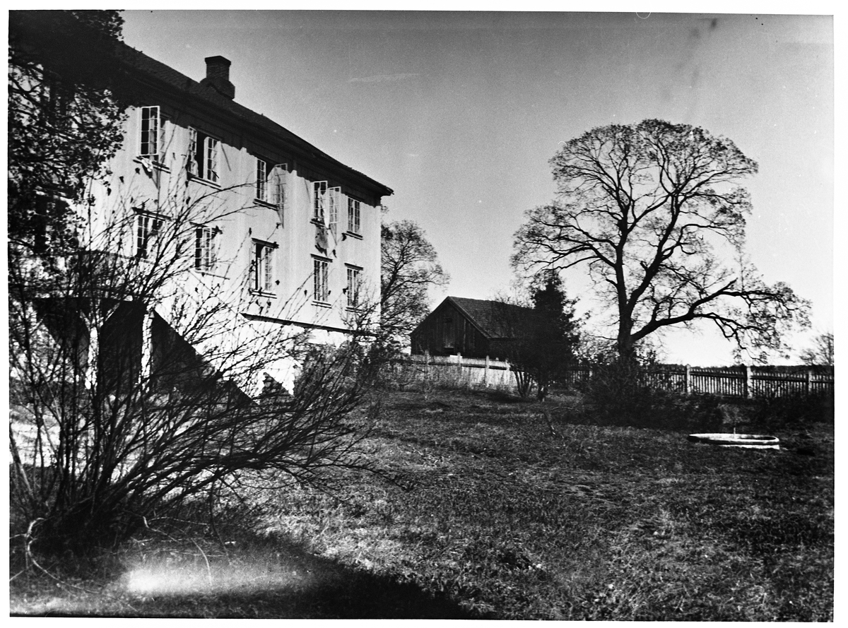 Hoff Prestegård i Østre Toten, ca. 1921. Hovedbygningen til venstre sett fra hagen.