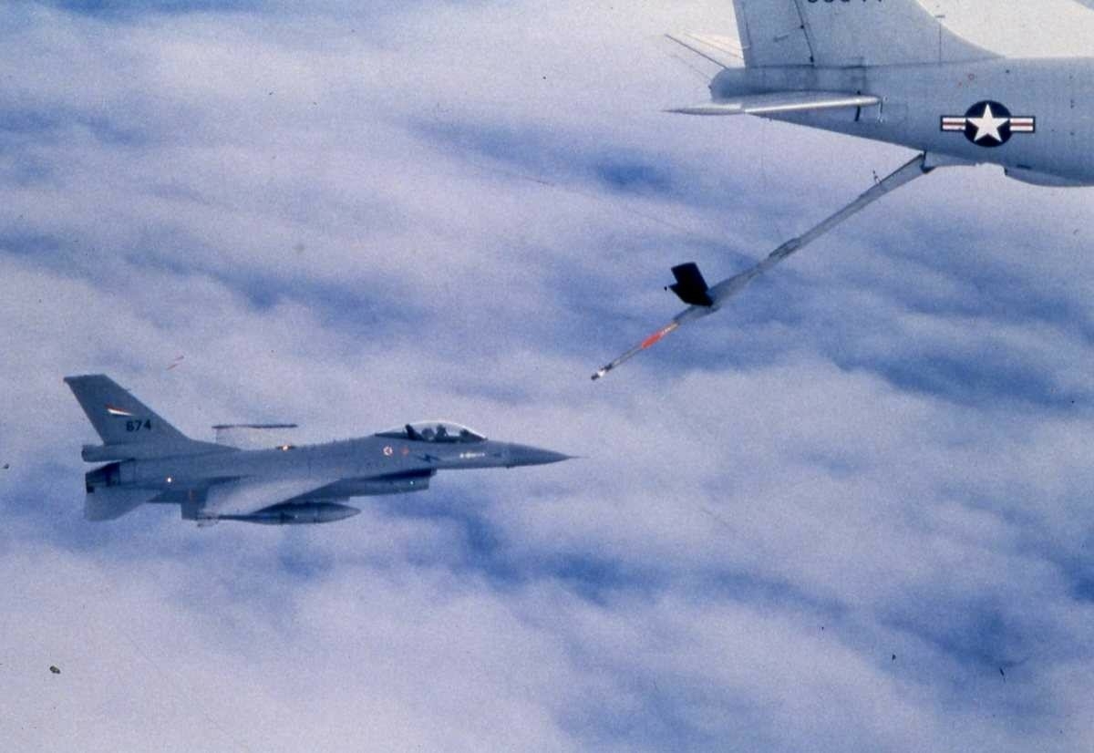 F-16 er et enmotors multirolle jagerfly. Det er utstyrt med en M61 Vulcan 20 mm Gatlingkanon i forkant av venstre vinge, og kan i tillegg utstyres med luft-til-luft missiler og en lang rekke bomber og missiler mot skip og bakkemål.