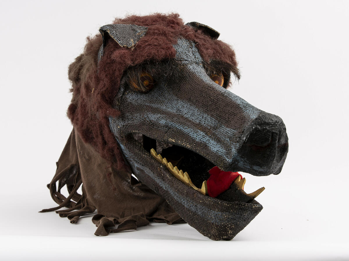 Hjälmmask använd för rollen "Hund" (en av två) i uppsättningen ”Domardansen”.