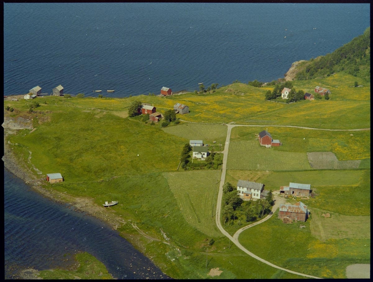 Leirfjord, Valberg. Flyfoto, oversiktsfoto av Valberg. Gården som ...