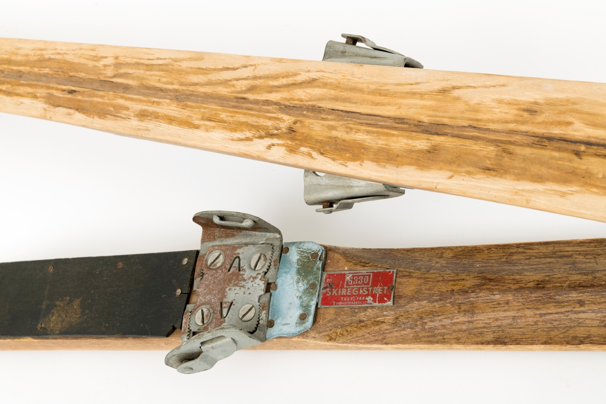 På det ene skiet står et rødt skilt med registreringsnr. "6330 skiregistrert Telf. 16633 mønsterbeskyttet". Skiene er litt framtunge. Bindingen er regulerbare "GRESSHOPPA NO 2". Bindingene som regulerbare kan justeres på etter skoens størrelse. Mangler bakreimer. Gresvig-patenten kom første gang ut på markedet i 1925. Skiene ble brukt ved områdene rundt omkring Rondane. Skienes tupp har en liten tykkelse, der hvor kranets utforming begynner er skiet nesten helt flatt, utformingen har en fin sval bue. Fra kranets begynnelse og mot fotsteget er skiet buet som igjenn begynner bak på skiet deretter blir det flatt og igjenn tykkere på bakenden. Skiene er blitt brukt rundt omkring Rondane.