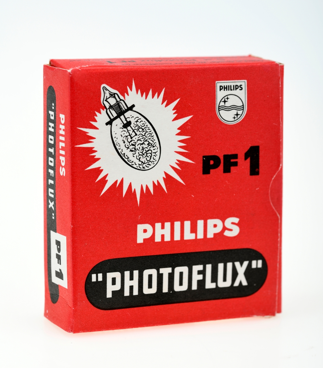 En eske med to ubrukte blitspærer av typen Philips Photoflux PF1. På esken er det tabell over kamerablender ved ulike avstander og filmtyper. Pærene har et blått felt inni pæra som indikerer at de er ubrukt, og dette feltet blir rosa ved bruk. Pærene er lakkert for å unngå at de knuser ved bruk. I esken ligger det også en liten manual. 

Blitspærer ble først introdusert som en erstatning for blitspulver i 1929. Blitspærene er lagd for engangsbruk og er derfor pakket i esker med fem eller ti pærer. Pærer uten skrufot ble introdusert i 1954 og bidro til å senke prisen på pærene, og de har i stedet en ring som holder de to metalltrådene fra pæra på plass.