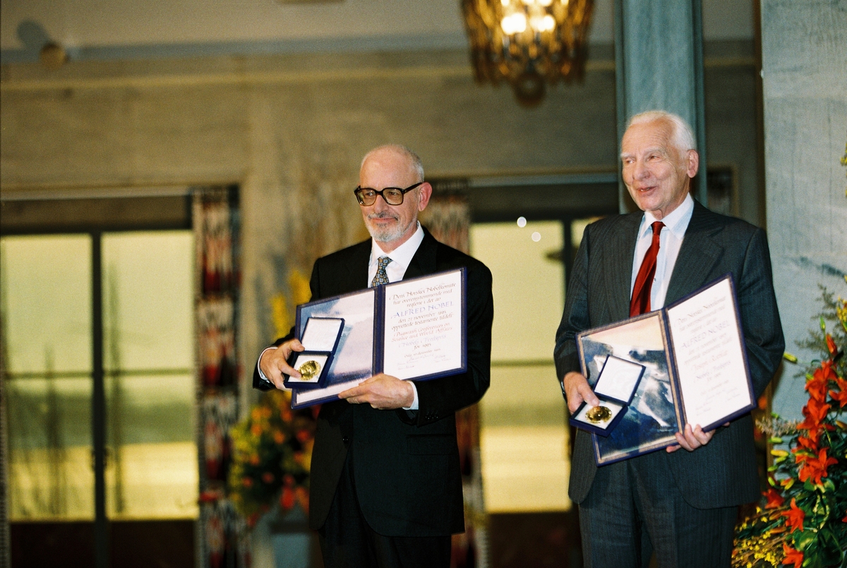 Nobels Fredspris 1995. Dr Joseph Rotblat og dr Francesco Calogero, Pugwash Conferencies and Science and World Affairs i Oslo Rådhus.