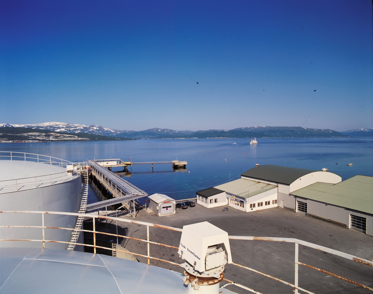 Foto av Sjelnan depot ved Tromsø.  Group no. 53-41-00-00  Picture no. 429385  Oljedepot tankanlegg Sjelnan depot Tromsø