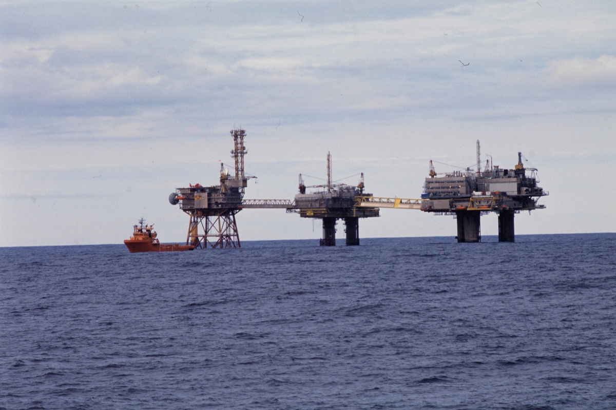 Foto av oljeplatformer på Friggfeltet.  Group no. 53-50-04-00  Picture no. 330076  Frigg feltet oljeplatformer operatør Elf Blokk 25/1 25/2 Nordsjøen