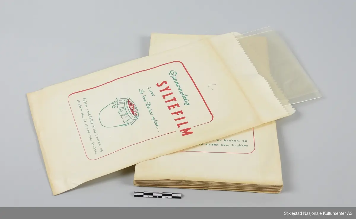 Papirpose/emballasje med to plater syltefilm. Hvite poser med dekor og skrift i grønn og rød farge. 12 pk. Fra Inderøy filial