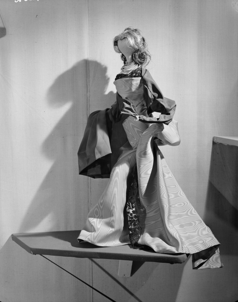 Utstillingen "Norsk tekstil 1952" med dukker som viser moteklær, laget av elevene ved Statens Håndverks- og Kunstindustriskole.