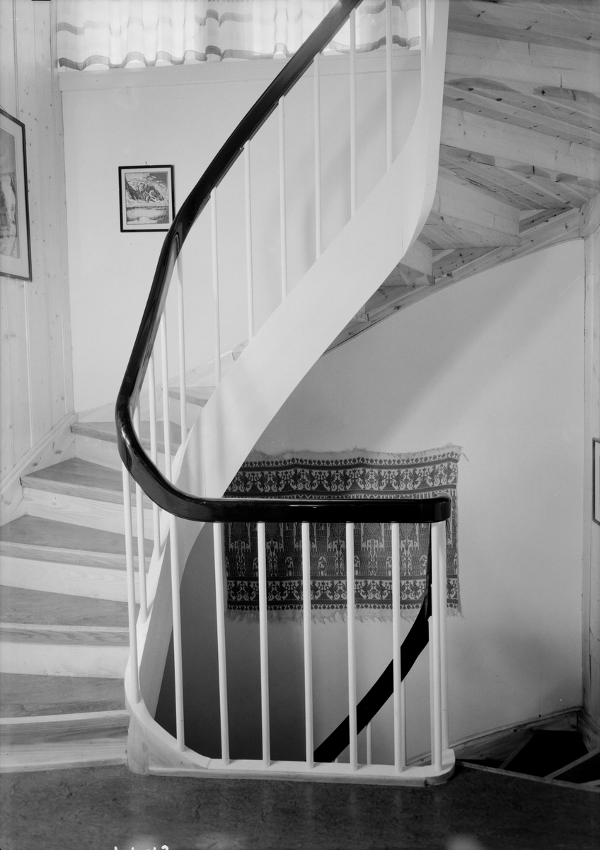 Arkitekturfoto av S. Thaulows villa. Detaljbilde av innvendig trapp.