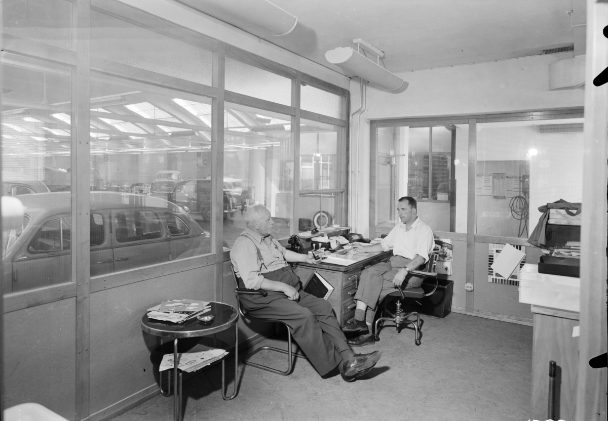 Bilde av to menn på et kontor i Gustav Thrane Steens Automobilforretning på Skøyen i Oslo.