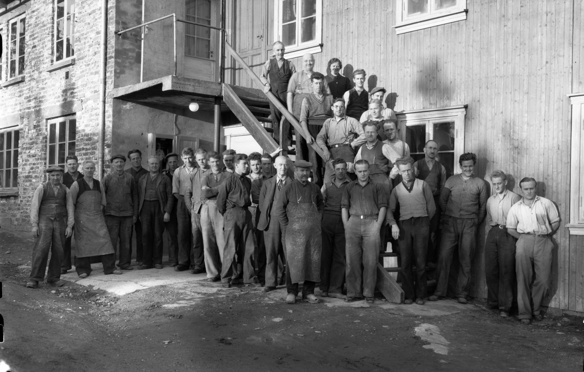 Håndverkere fra Korsgård Trevarefabrikk.