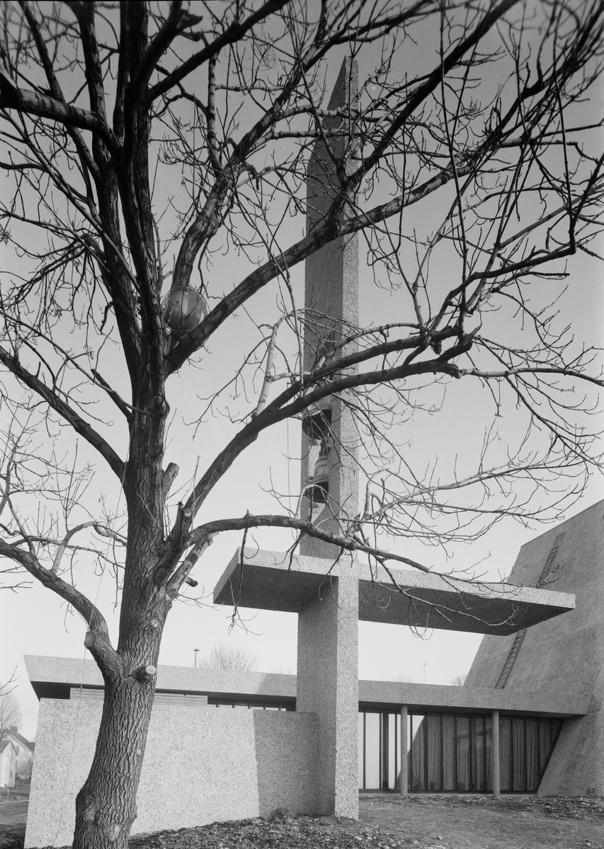 Eksteriørbilde av Bakkehaugen kirke i Oslo. Kirken ble opprinnelig tegnet av arkitekt Ove Bang, som vant konkurransen i 1940. Erling Viksjø modifiserte tegningene etter krigen og kirken sto ferdig i 1959. Utsmykninger av Kai Fjell og Carl Nesjar.