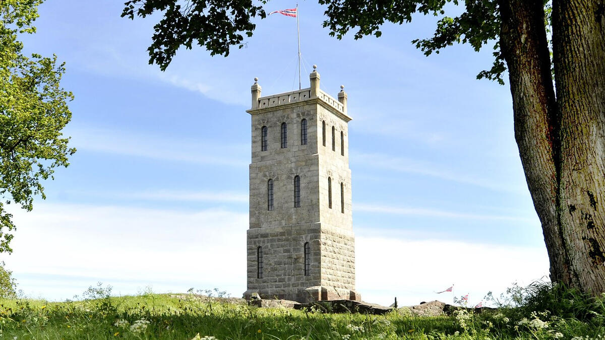 Bildet viser Slottsfjelltårnet på en solskinnsdag med blå himmel.