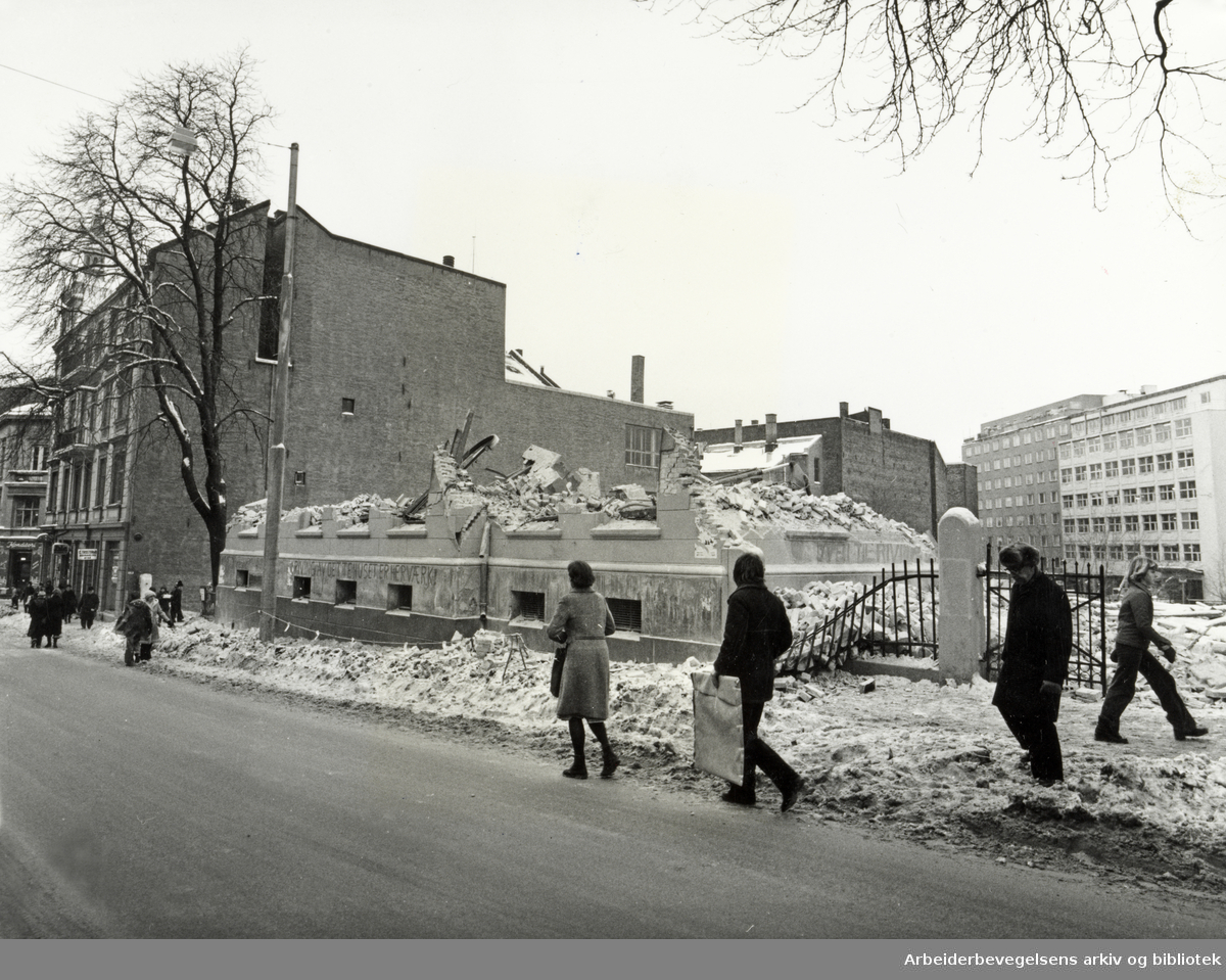 Hammersborg skole rives for å gi plass til Frelsesarmeens adm. bygg. Januar 1977