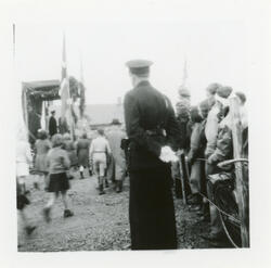 Kong Haakon VII besøker Finnmark i juli 1946. Her antatt fra