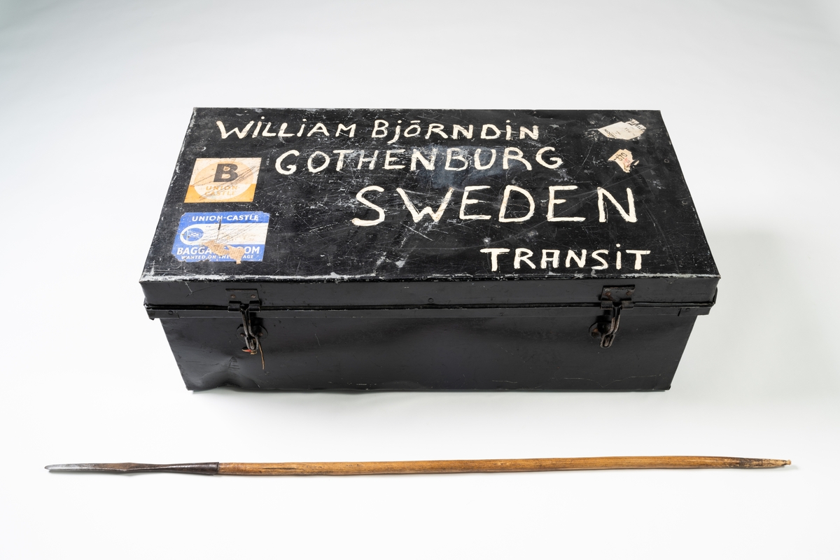 Visningsmaterial: koffert med föremål från Tanzania.

Föremålsbeskrivningar i underposterna.

Se vidare Historik.