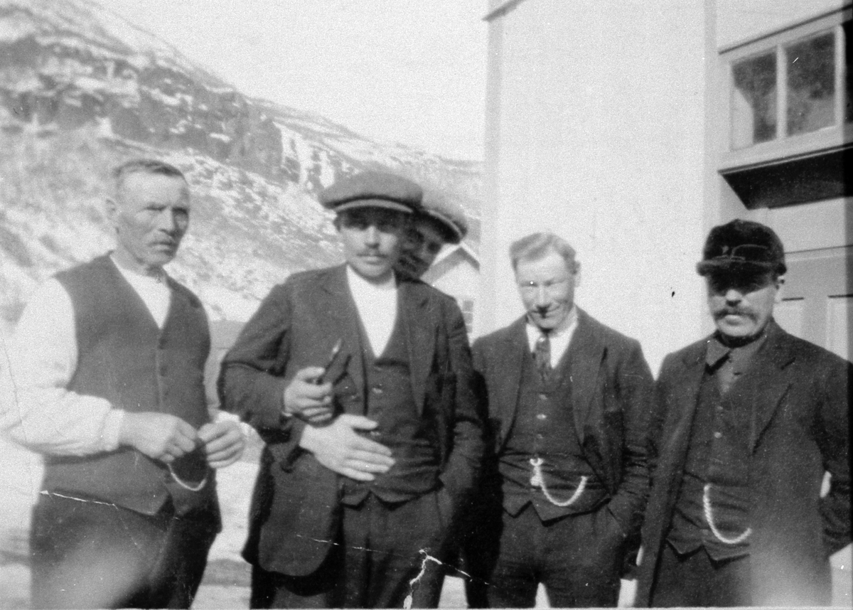 Frå venstre: Lars Kvame, Jon Eltun, to ukjente og Ivar I. Eltun