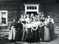 Familien Ødegård framfor stovebygnaden på Øydgarden.