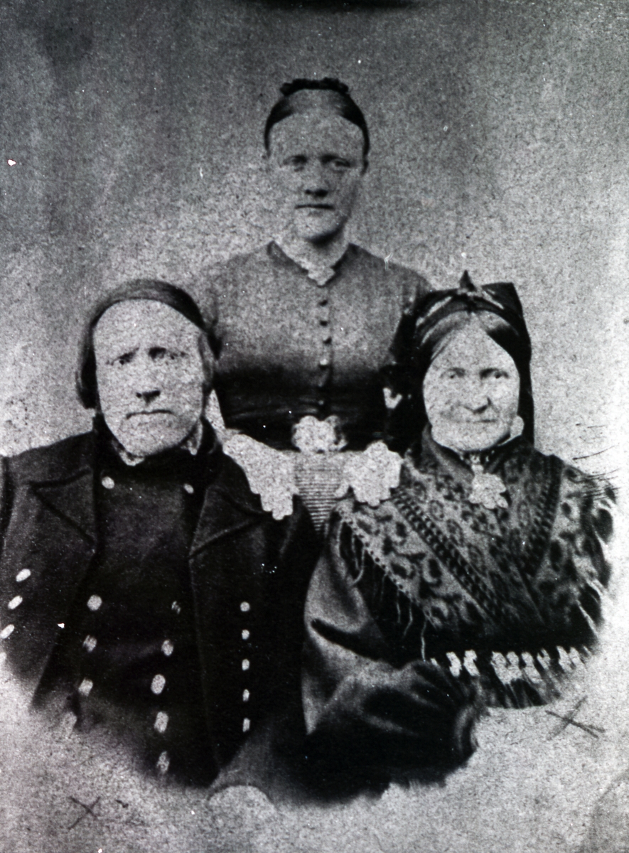 Frå venstre: Endre Andrisson Ellingbø, kona Marit Helgesdotter Ellingbø og yngste dotter deira, Sigrid Ellingbø, gift Syltevik(bak)