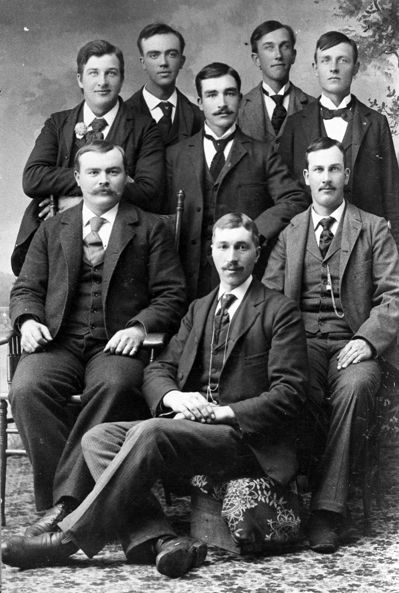 Ei gruppe Valdresar som utvandra til USA i 1894, i midten står Boye Steile Kjelvudn