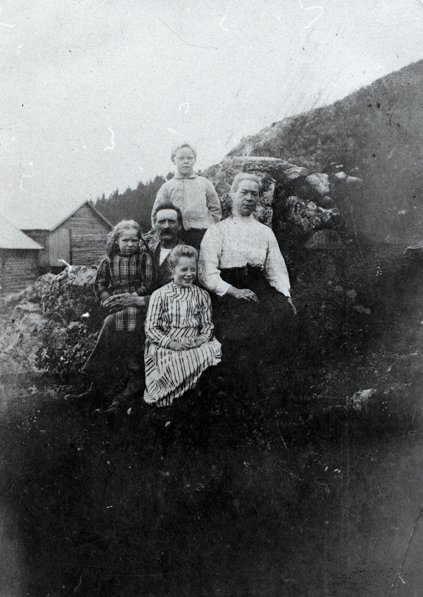 Foreldrene på bildet er Øystein og Margrethe Kjøs. Borna er Liv(på fanget til sin far), Arnbjørg(i midten foran) og Torstein(bak)
