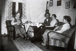 Interiør stue, kaffe selskap 4 personer. Fra venstre: Marie 