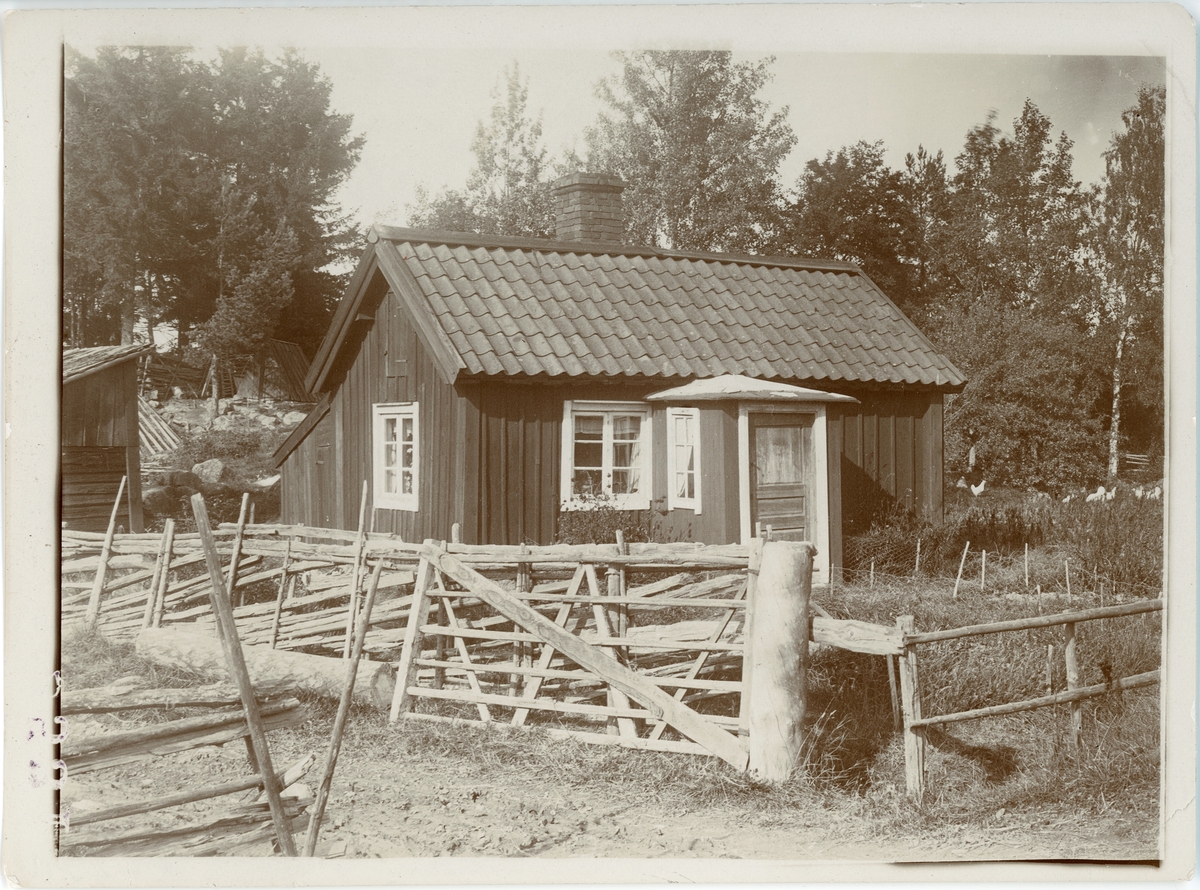 "En liten stuga på Albäcks Plogarna", Simtuna socken, Uppland 1921