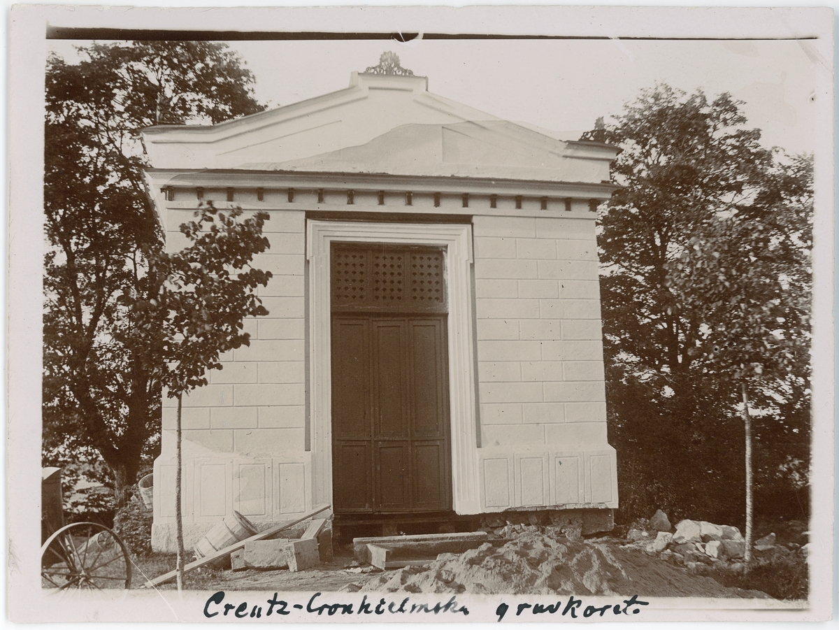 Creutz-Cronhielmska gravkoret efter borttagande av runsten ur sockeln, Altuna kyrkogård, Uppland 1918
