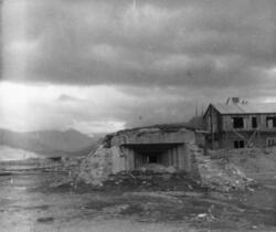 Bunkere fra 2. verdenskrig i Sørkjosen havn. Til høyre sees 