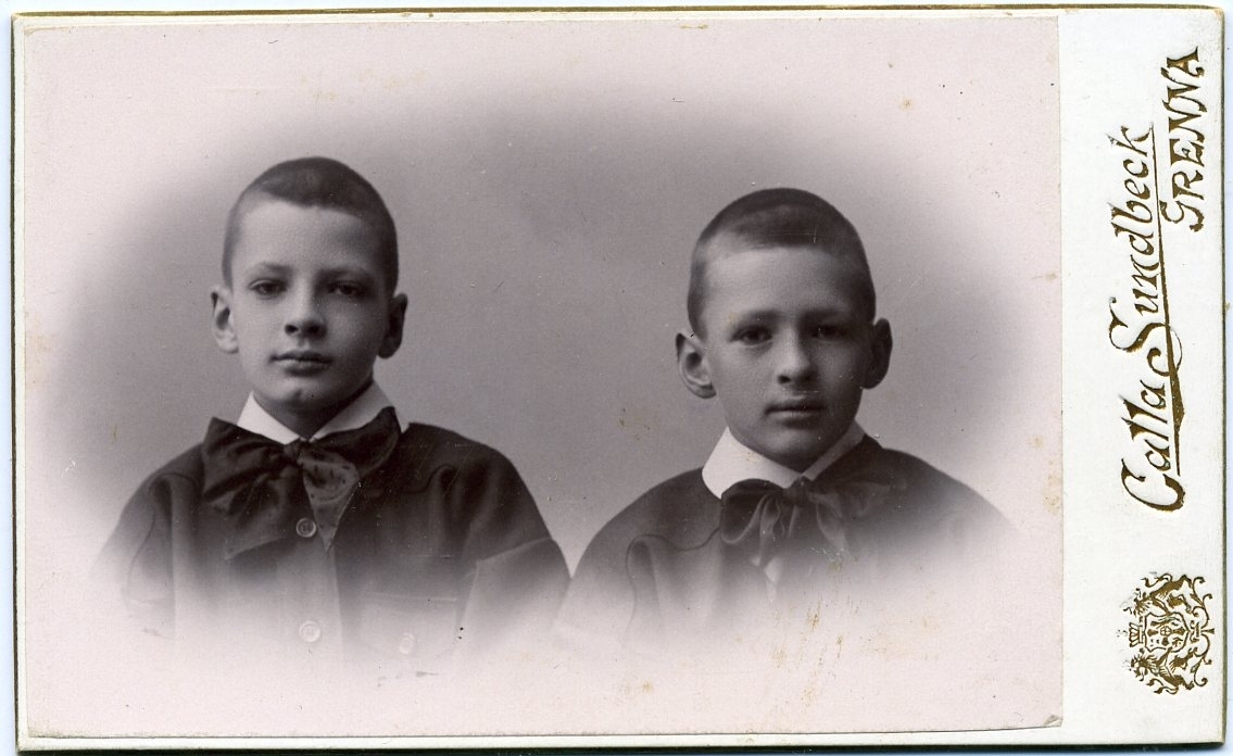 Kabinettsfotograf: två pojkar.
