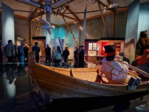 Varanger samiske museum Varangerbotn Foto: Nielsen Interiør i forgrunnen en same i båt
