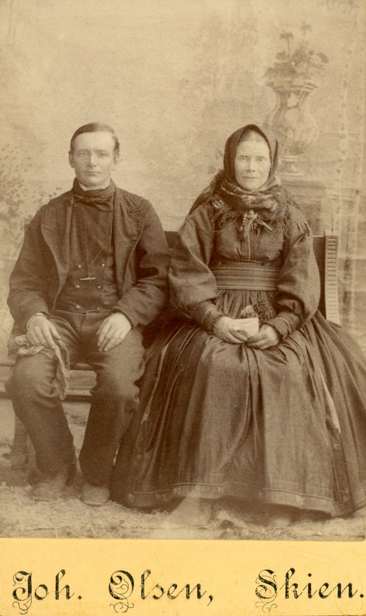 Atelierfoto av ektepar; Sveinung S. og kona Torhild M. Erikstein.