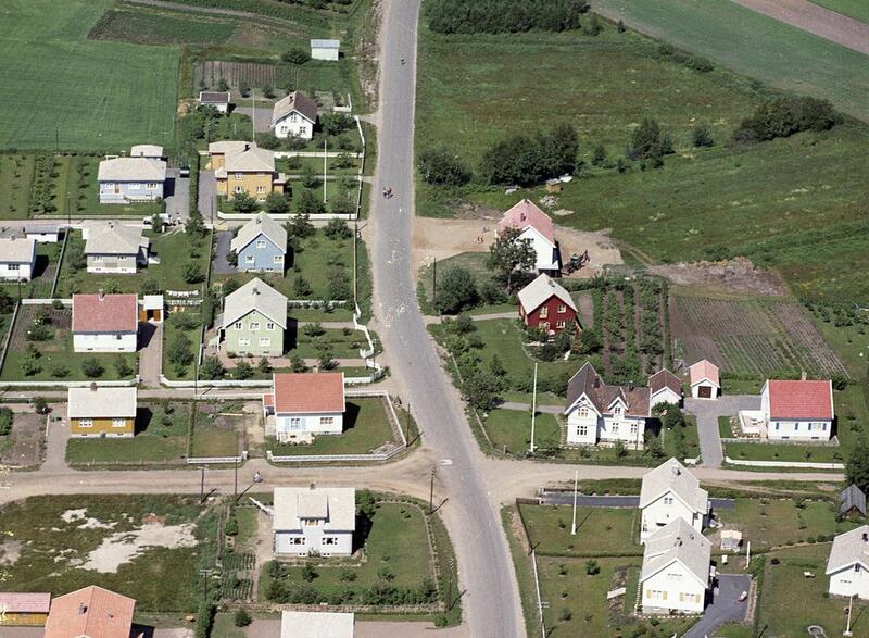 Fargebildet tatt fra luften viser et boligområde som ser ut til å være relativt nybygd.