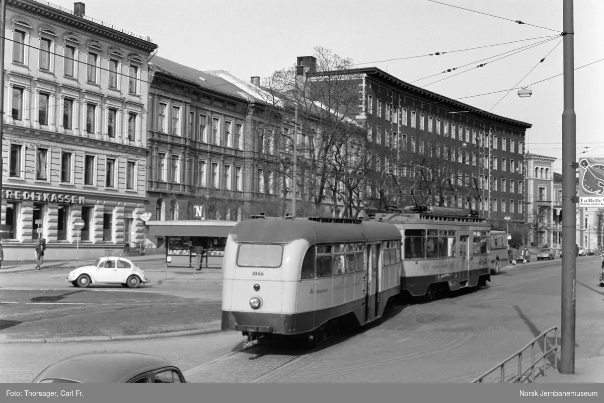 Ekebergbanens sporvogn med tilhengervogn nr. 1046 på Solli plass i Oslo