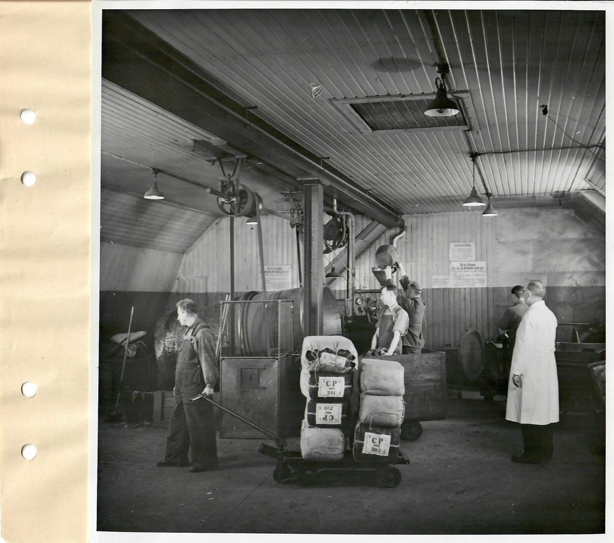 Bilder vid filminspelning i "gamla" Arvika fabriken 27/3-3/4-1941
Påfyllning av sås för såsning av råtobak. Framforsling av orientalisk tobak för lösning.